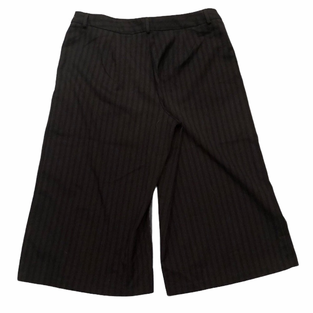 Briggs New York Black Capris size 12 pin stripe with blue